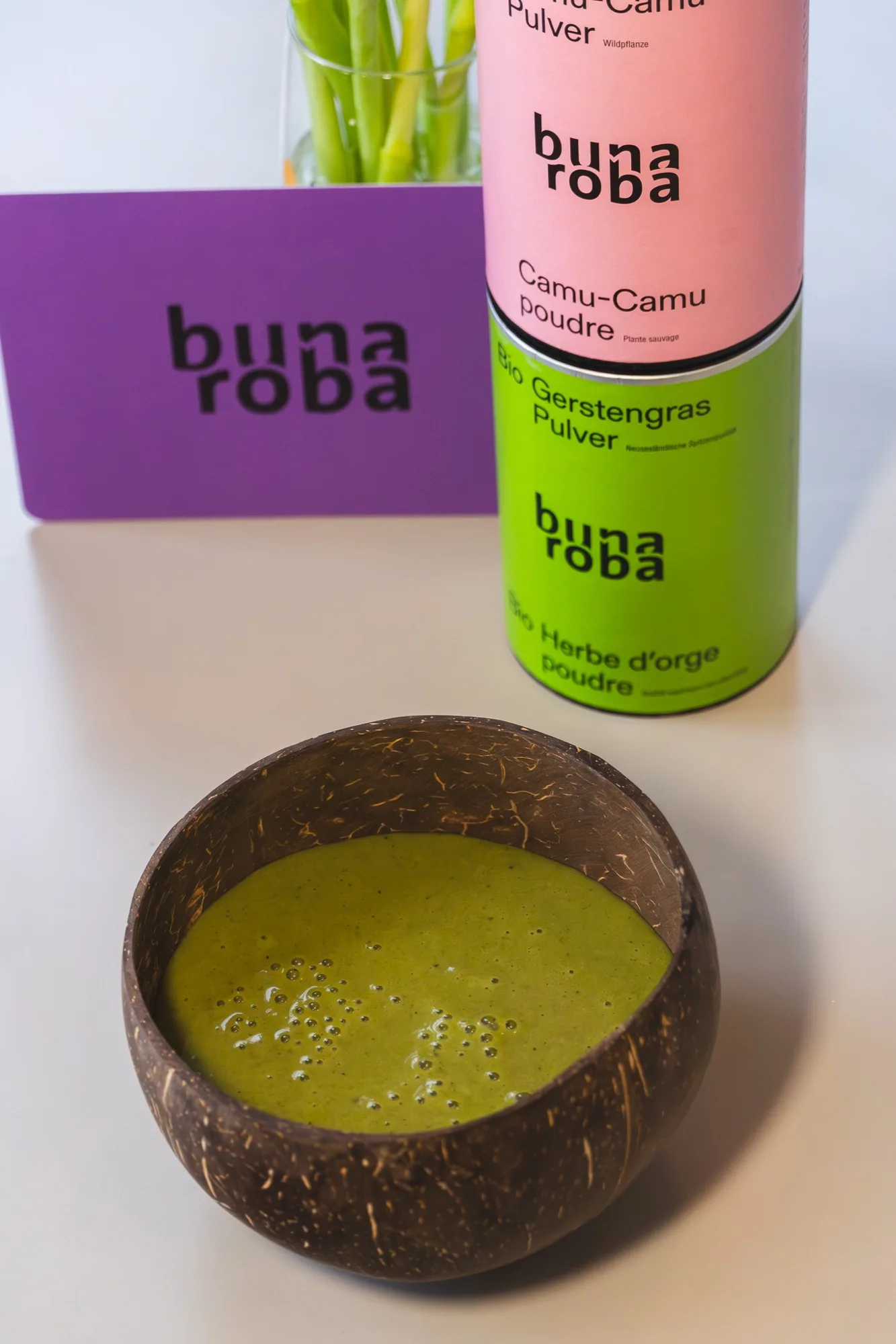 Smoothie Bowl mit Bunaroba Camu-Camu und Gerstengras