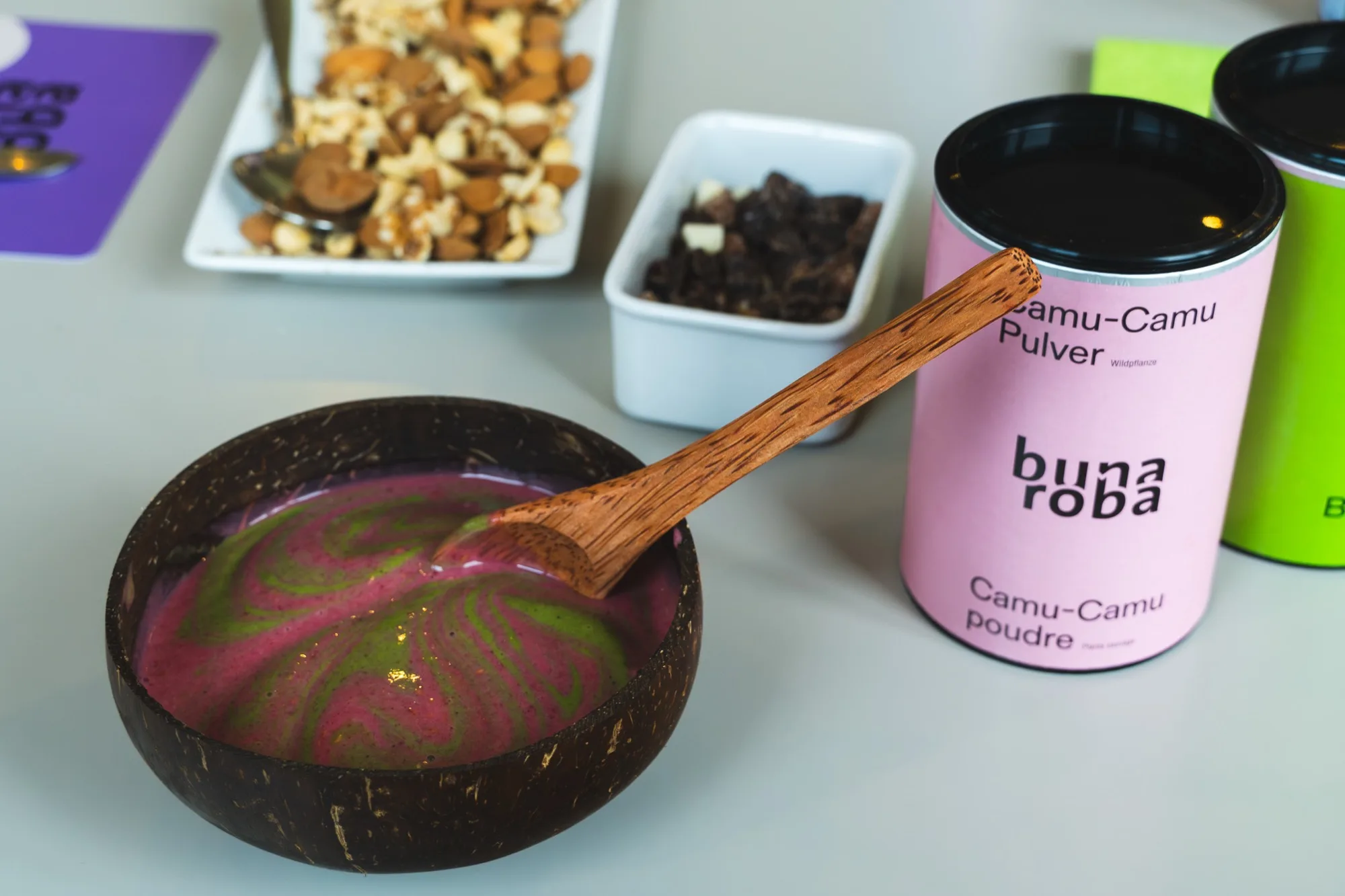 Grüner Gerstengras-Smoothie mit Camu-Camu Swirl
