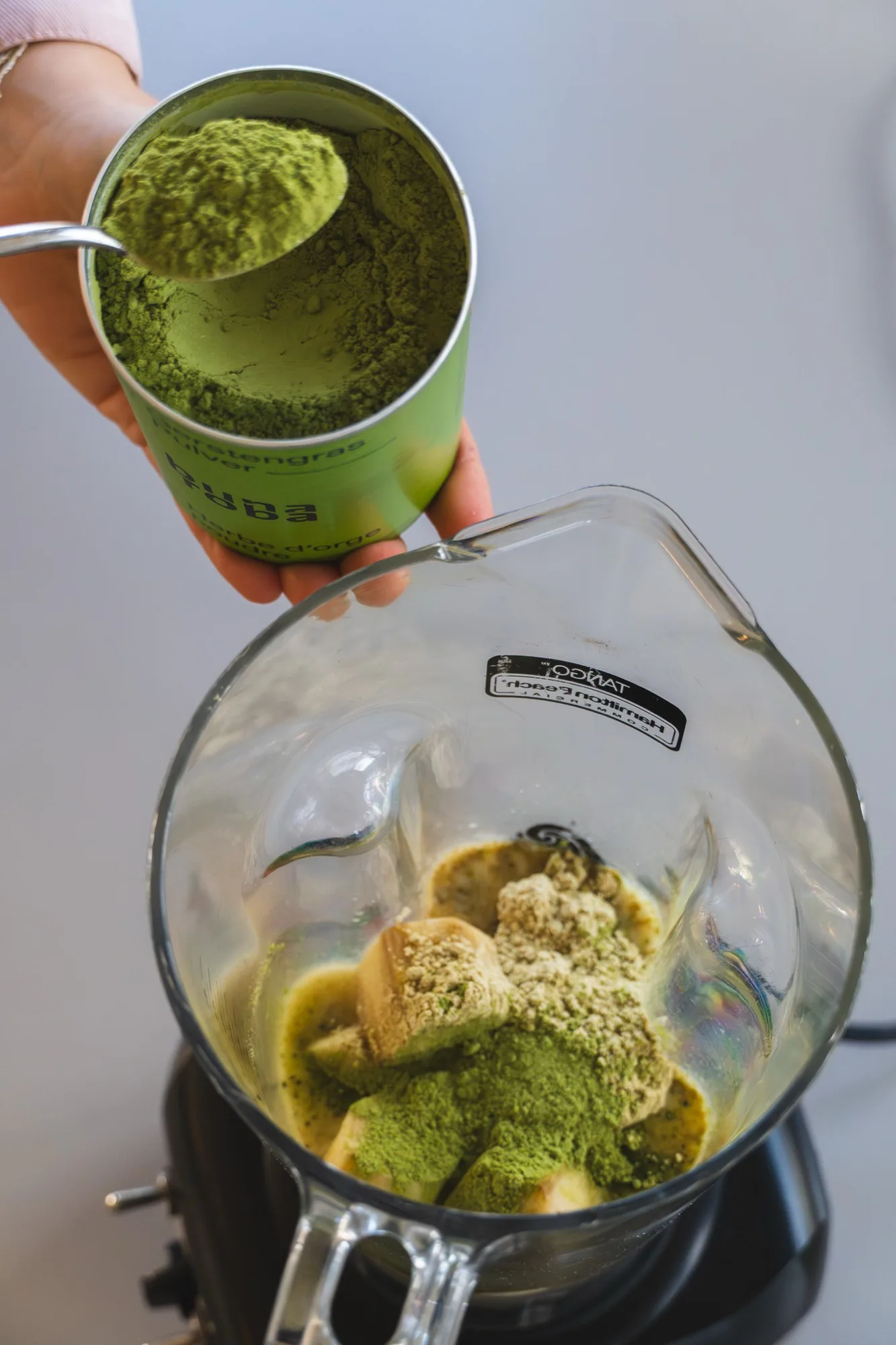 Bunaroba Bio Gerstengras wird in den Mixer gegeben