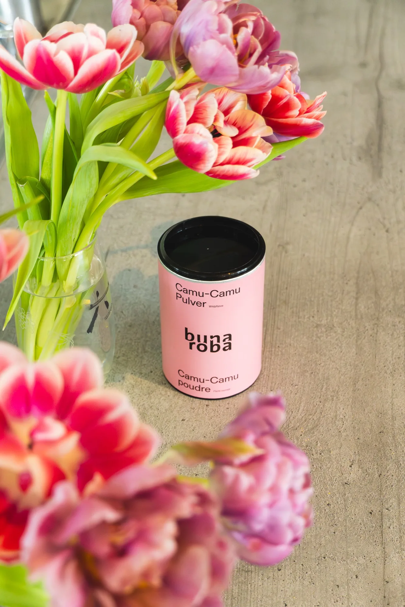 Polvere di camu-camu Bunaroba con tulipani