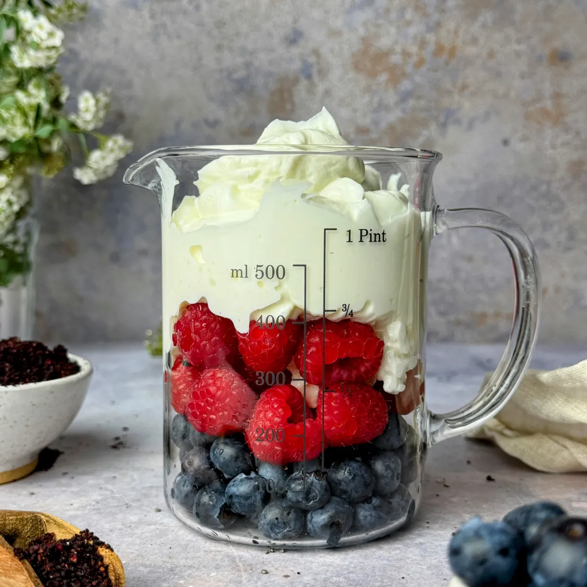 Frische Beeren mit Quark im Glas und Bunaroba Bio Aronia Pulver
