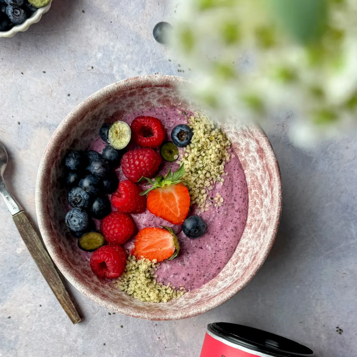 Smoothie Bowl mit Beeren und Bunaroba Bio Chia Samen