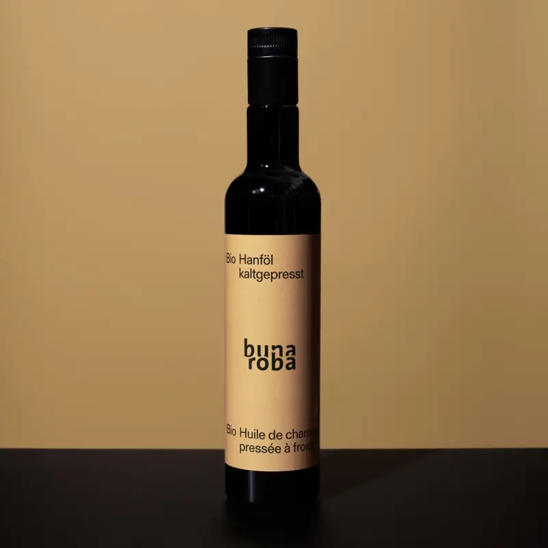 Flasche bunaroba Hanföl vor braunem Hintergrund