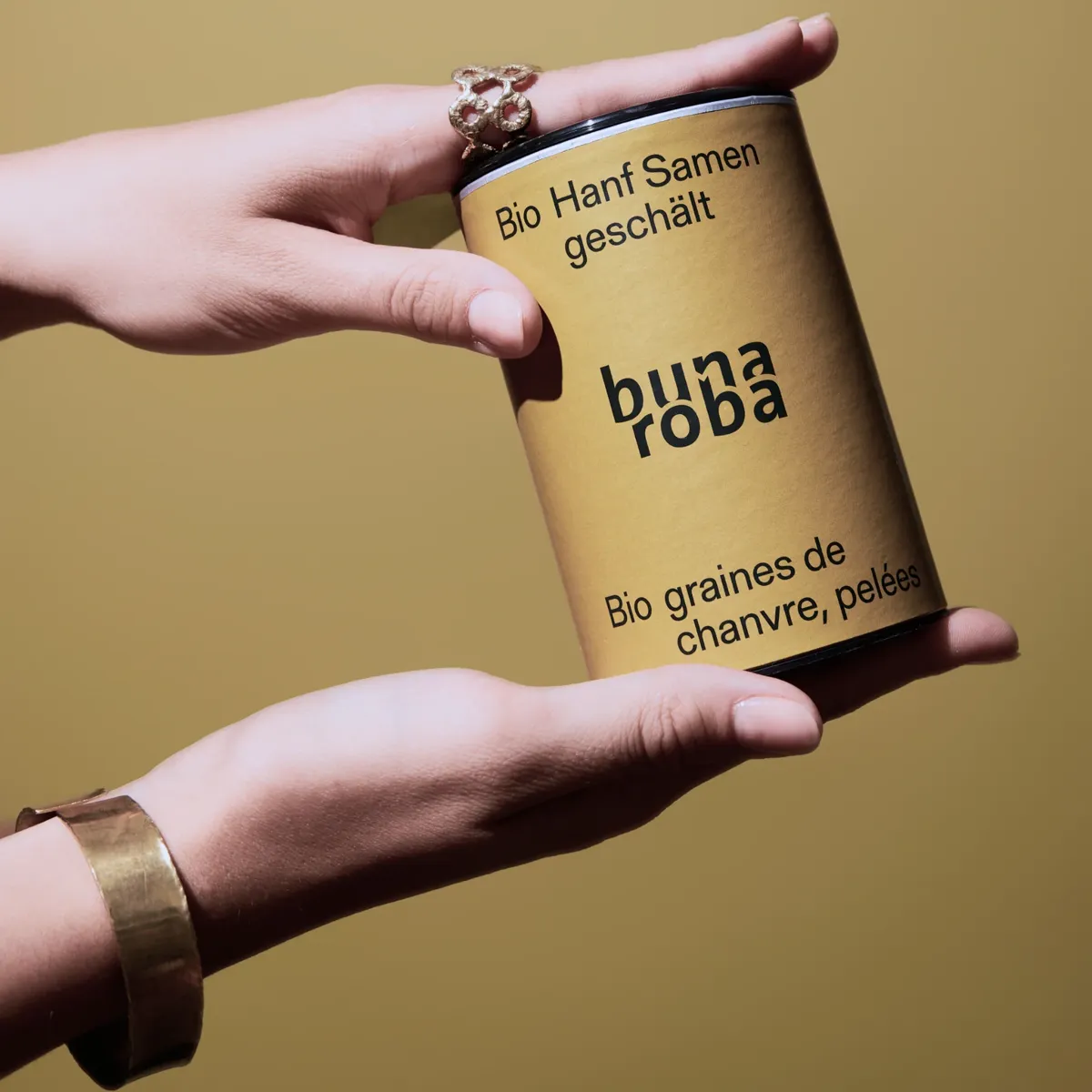 Bunaroba Hanfsamen in der Hand