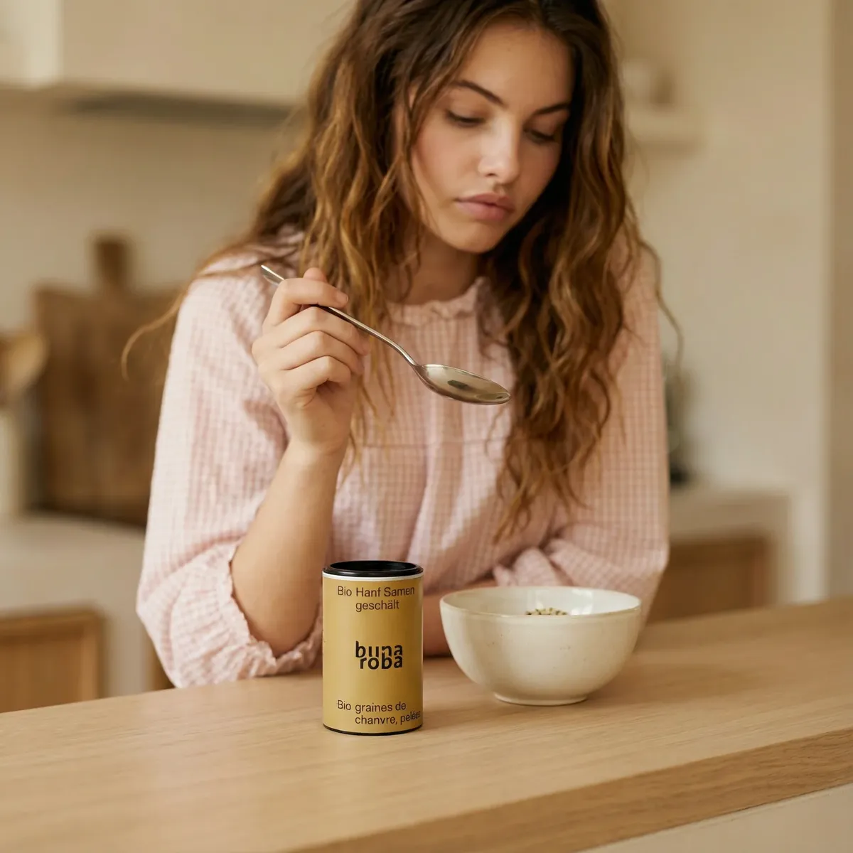 Frau mit Bunaroba Bio Hanfsamen
