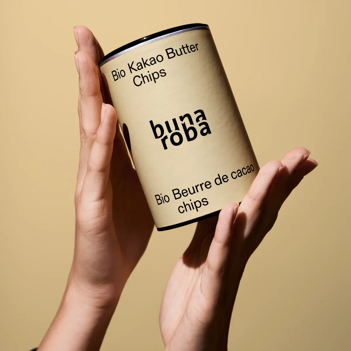 Bunaroba Kakaobutter Chips in der Hand