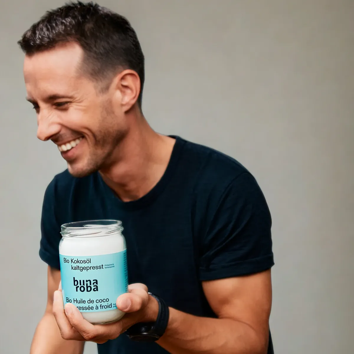 Uomo con olio di cocco bio Bunaroba