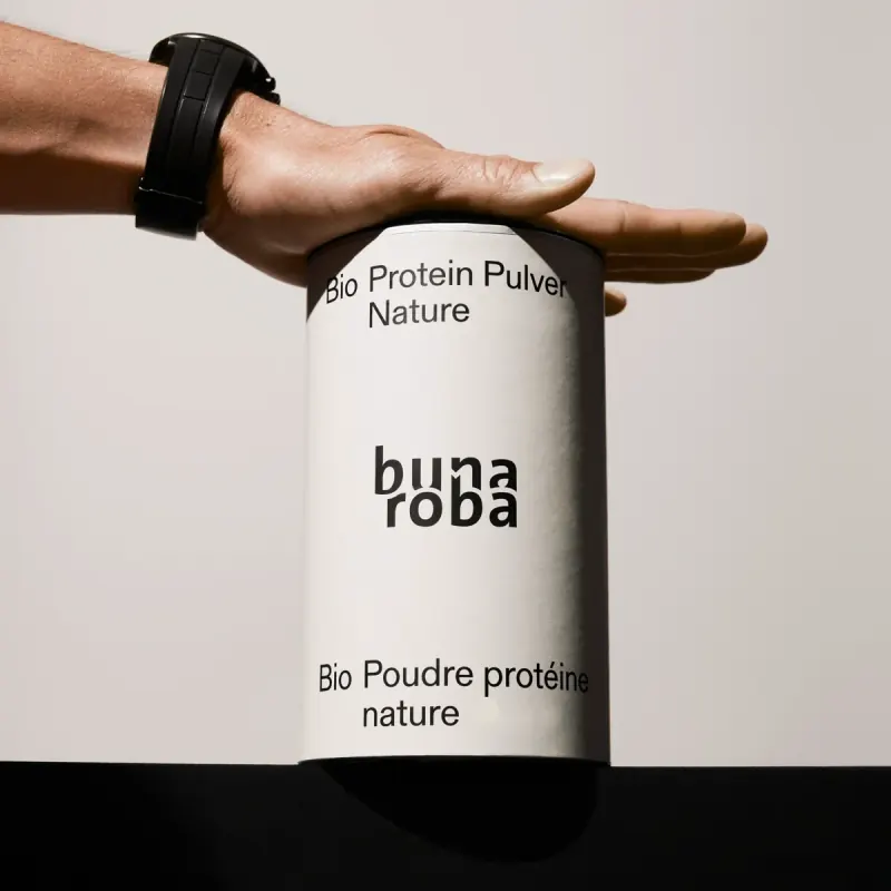 Une main tient une boîte de Protein Nature de bunaroba
