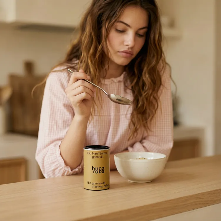 Frau geniesst Bunaroba Superfood mit einem Löffel