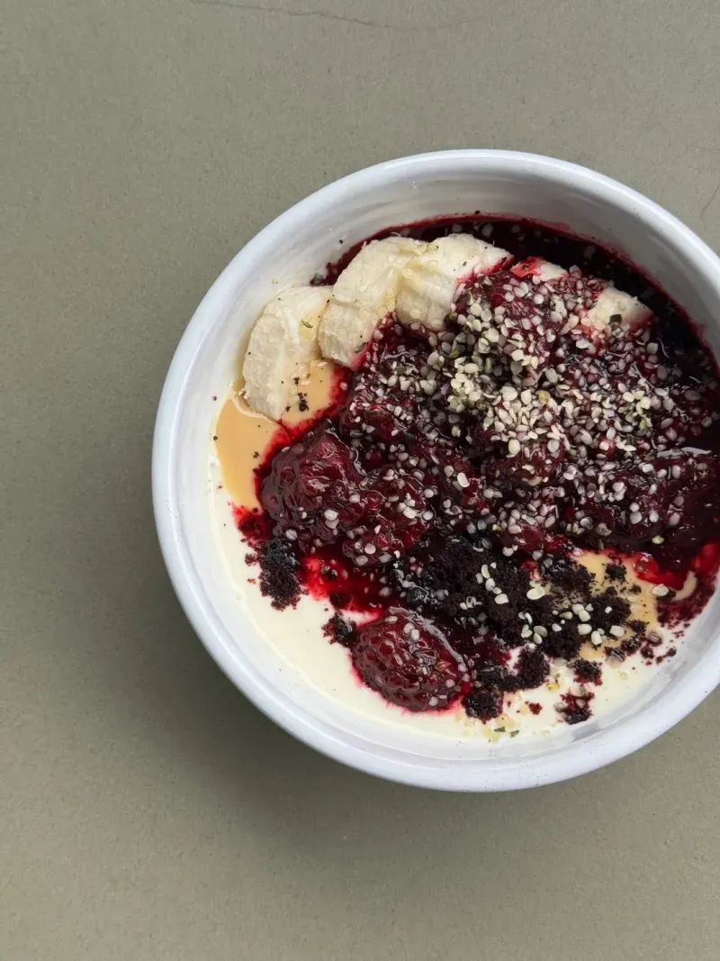 Açaí Bowl mit frischen Früchten und Bunaroba Superfoods
